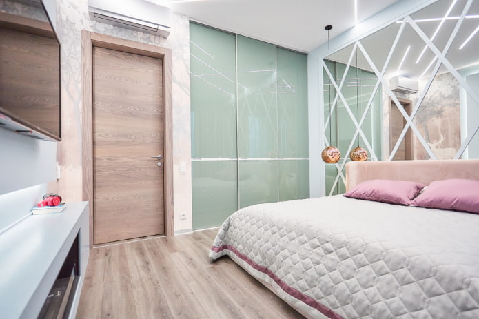 combinazione del colore della porta con il pavimento nell'interno della camera da letto