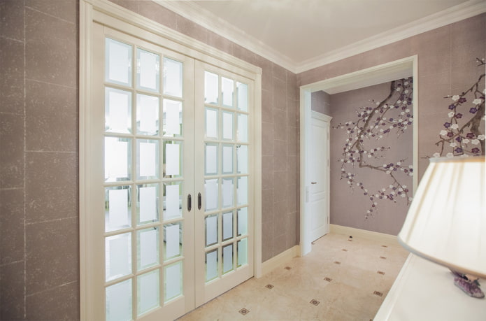 pavimento beige e porte bianche all'interno