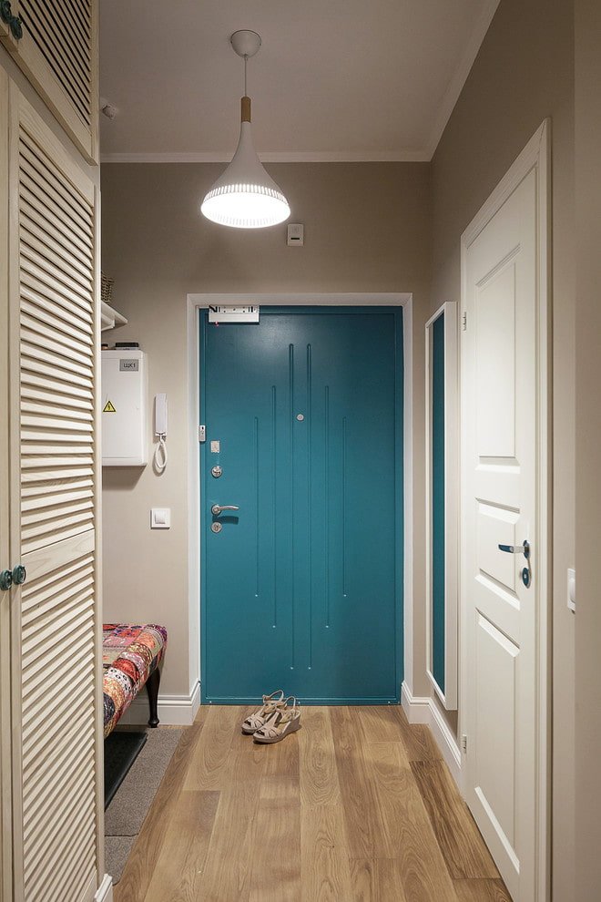 porte e pavimenti di colori opposti negli interni