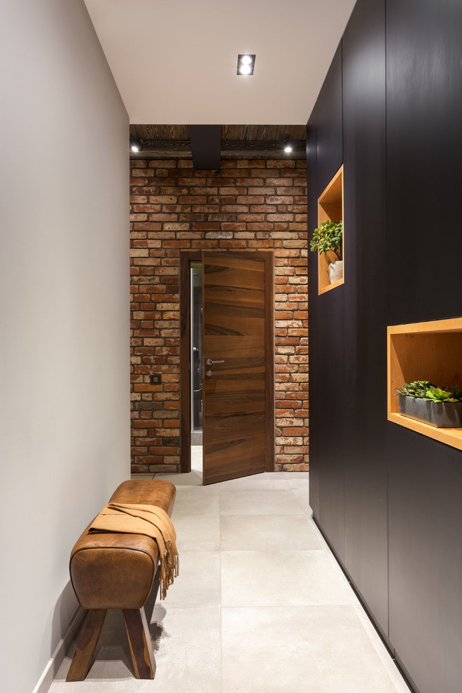 porte scure e pavimento chiaro all'interno