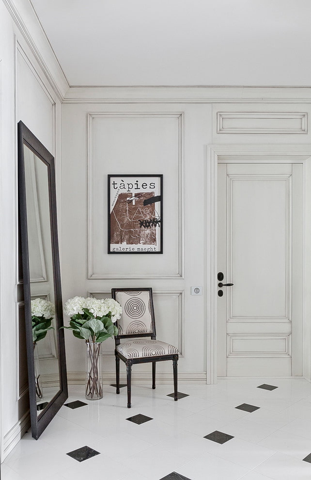 porte e pavimento dello stesso colore all'interno