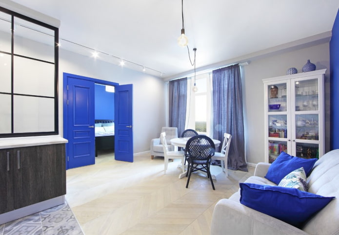 porte e pavimenti di colori opposti negli interni