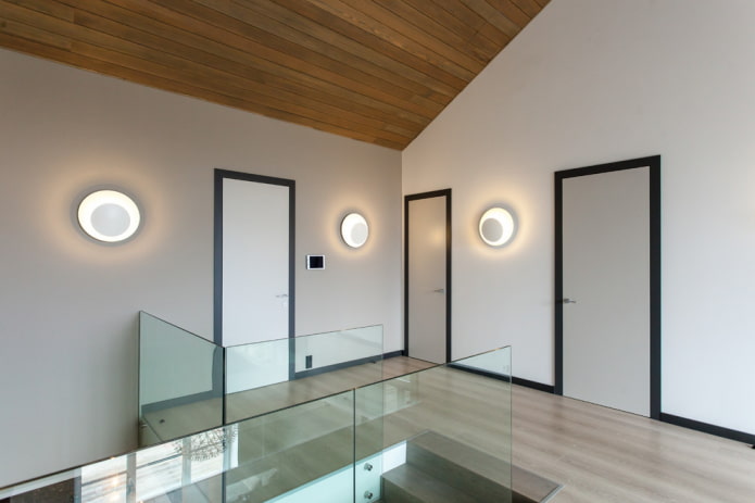 combinazione del colore della porta con il pavimento sulle scale