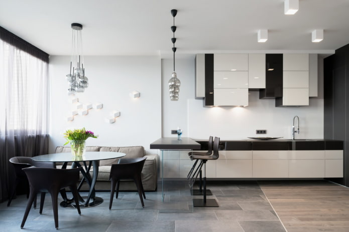 una combinazione di laminato e piastrelle nell'interno della cucina