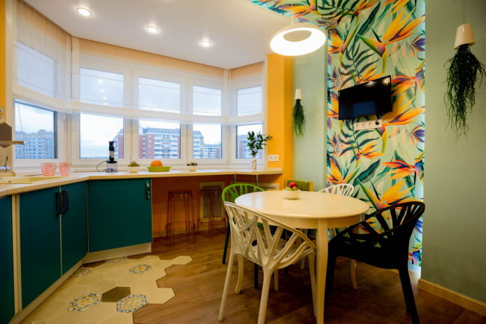 una combinazione di laminato e piastrelle nell'interno della cucina
