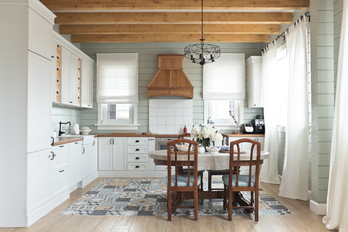 una combinazione di laminato e piastrelle in stile country