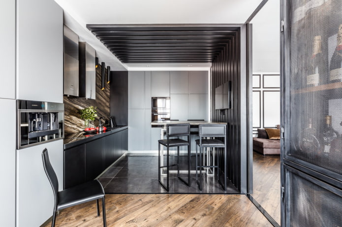 una combinazione di laminato e piastrelle nell'interno