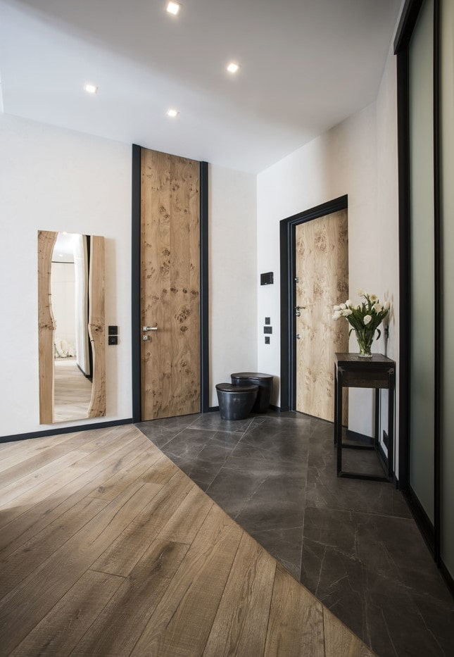 una combinazione di laminato e piastrelle all'interno del corridoio
