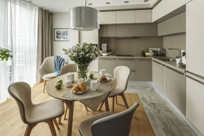 una combinazione di laminato e piastrelle all'interno