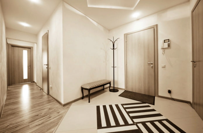 una combinazione di laminato e piastrelle all'interno del corridoio