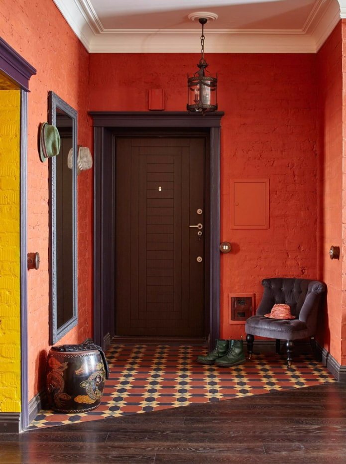 una combinazione di laminato e piastrelle all'interno del corridoio