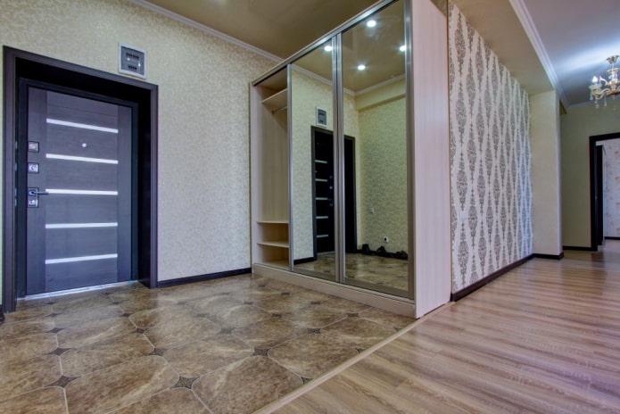una combinazione di laminato e piastrelle all'interno del corridoio