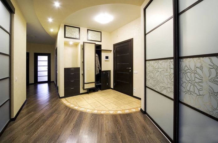 una combinazione di laminato e piastrelle in l'interno del corridoio