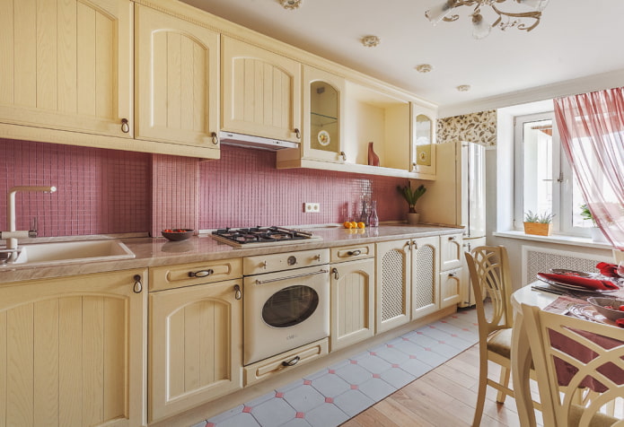 una combinazione di laminato e piastrelle nell'interno della cucina