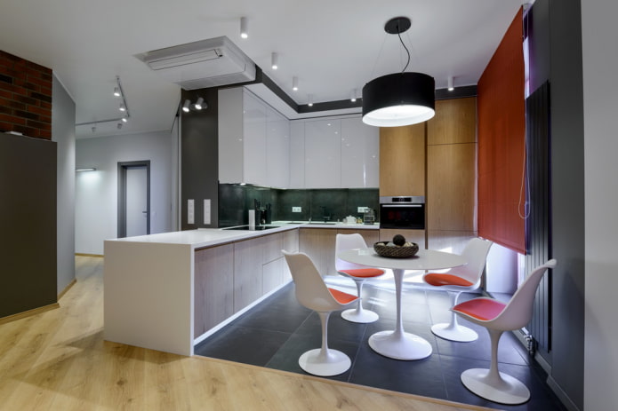 una combinazione di laminato e piastrelle all'interno