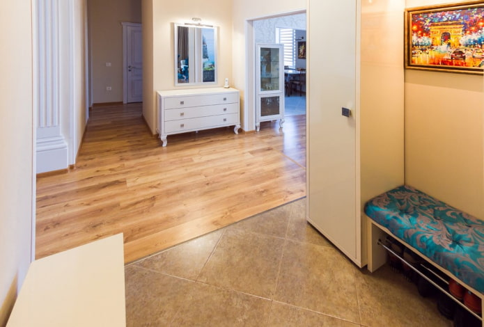 combinazione di laminato e piastrelle in interni