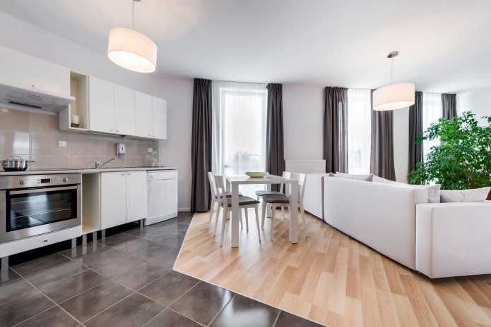 combinazione di laminato e piastrelle negli interni