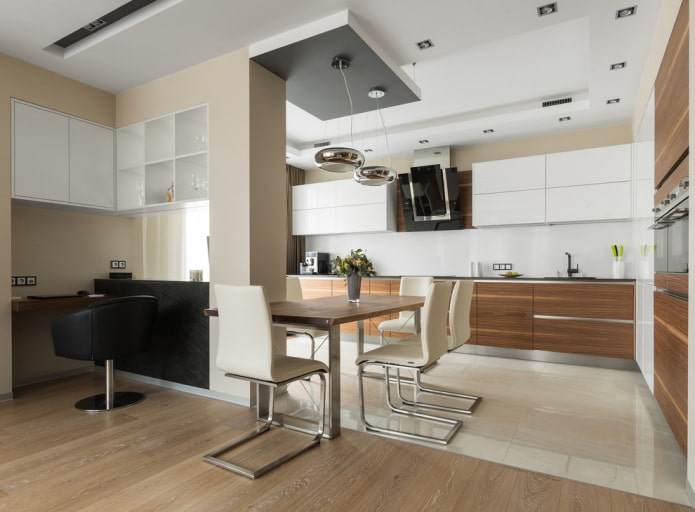 combinazione di laminato e piastrelle negli interni