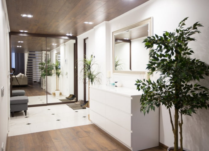 combinazione di laminato e piastrelle negli interni