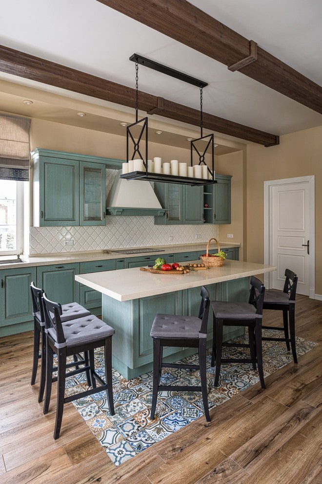 una combinazione di laminato e piastrelle in stile country