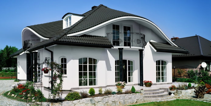 cottage bianco con tetto nero