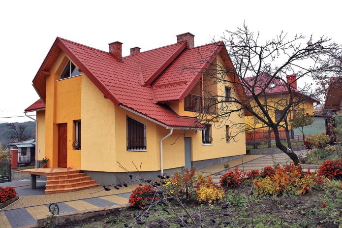 cottage arancione e giallo con tetto rosso