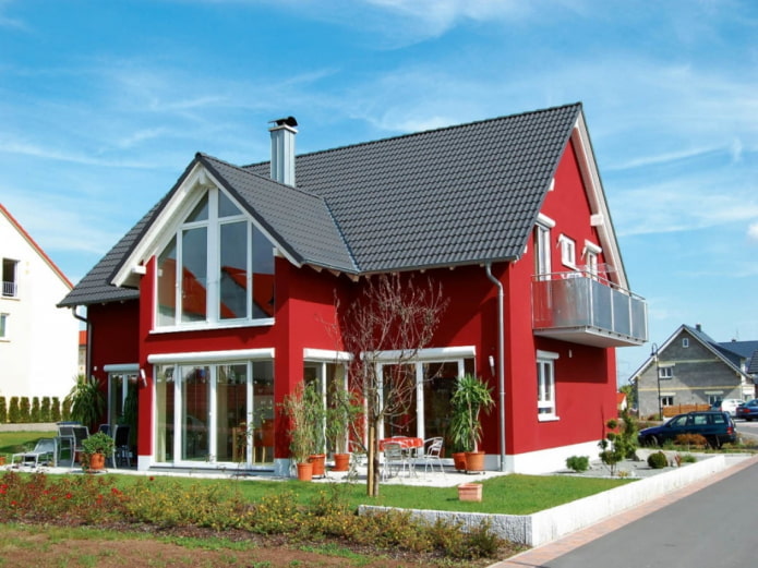 casa rossa con tetto nero