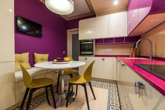 cucina viola brillante con giallo