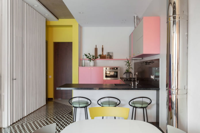 cucina rosa con giallo