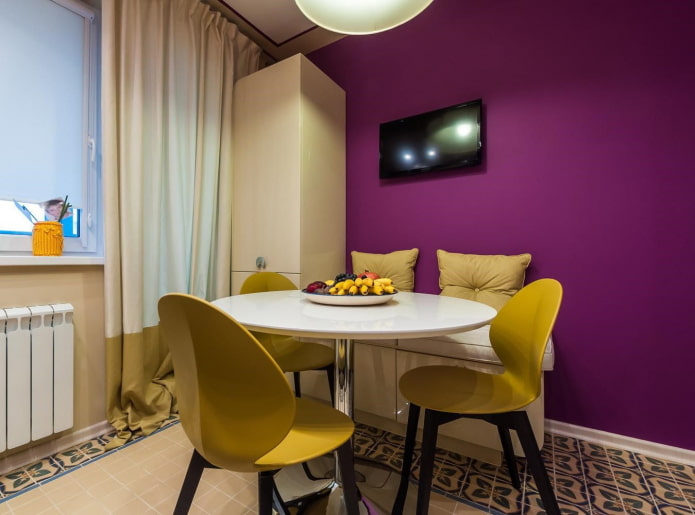 sala da pranzo viola e gialla
