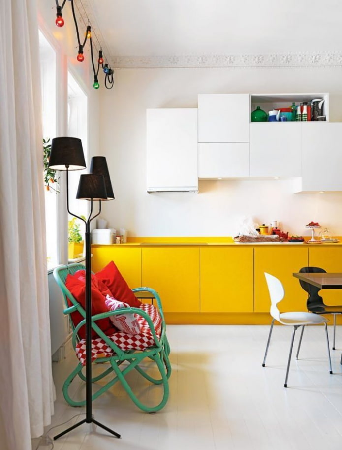 cucina luminosa con pareti bianche