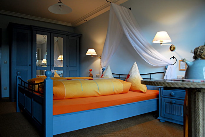 camera da letto blu e arancione