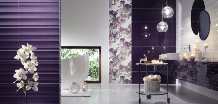 piastrelle bianche e viola per il bagno con motivo a orchidea