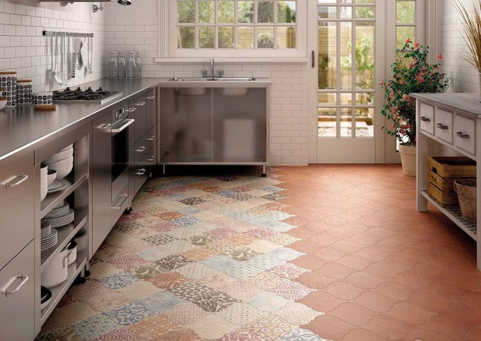 piastrelle patchwork sul pavimento della cucina