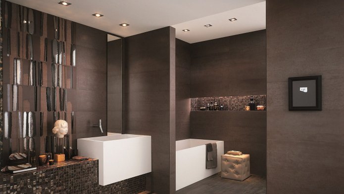 combinazione di piastrelle a mosaico e porcellana in un bagno marrone scuro