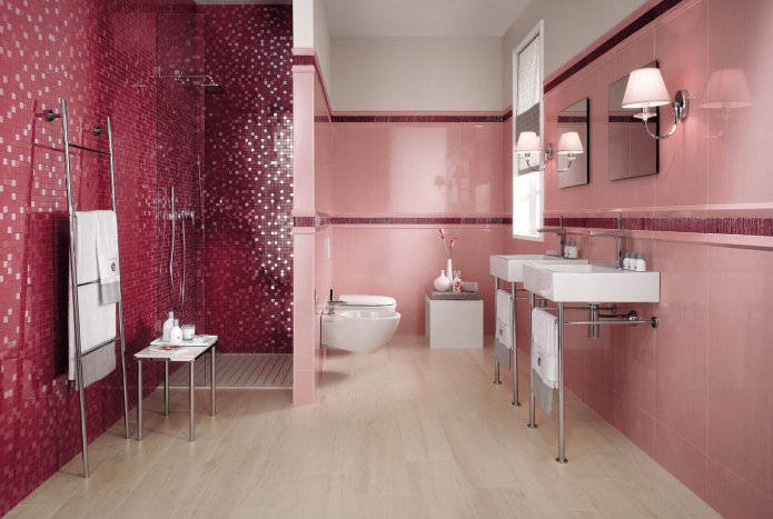 combinazione di mosaico di ciliegio e piastrelle rosa in bagno