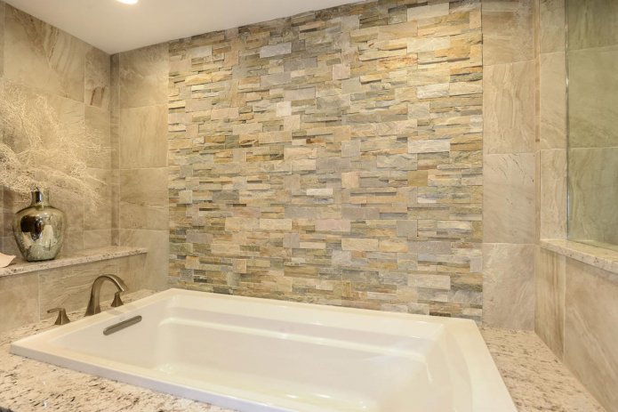 pietra artificiale e gres porcellanato nell'interno del bagno