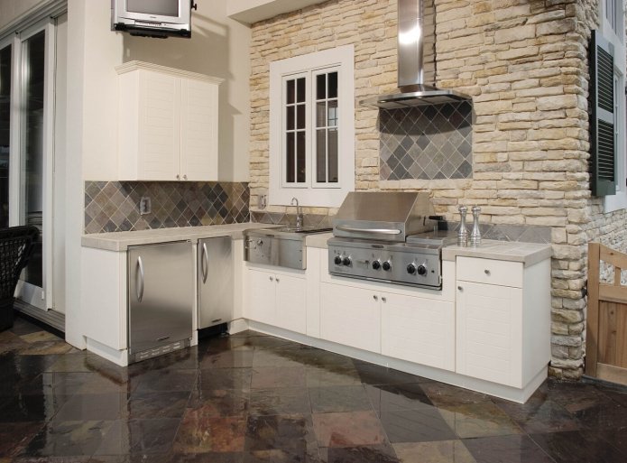pietra decorativa e piastrelle lucide per pavimenti nell'interno della cucina