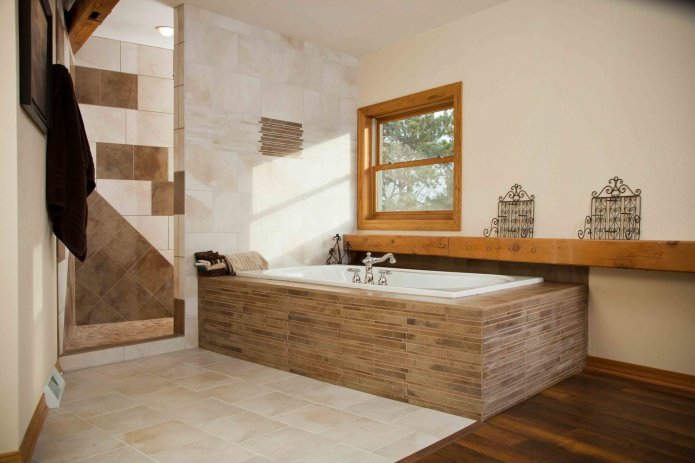 combinazione di piastrelle e legno nell'arredamento del bagno
