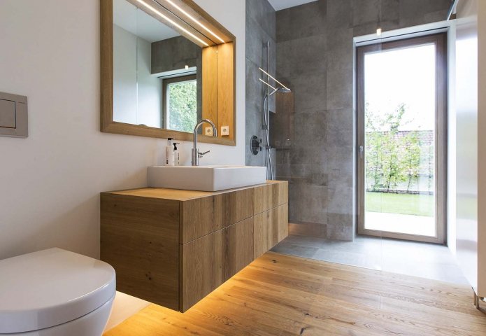pavimento e mobili effetto legno nel bagno