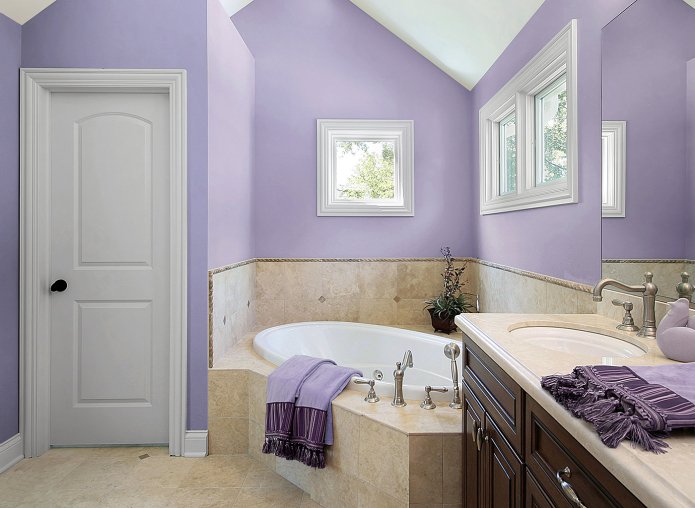 pareti lilla e piastrelle beige in bagno
