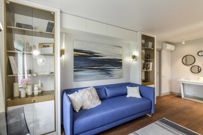 divano blu all'interno