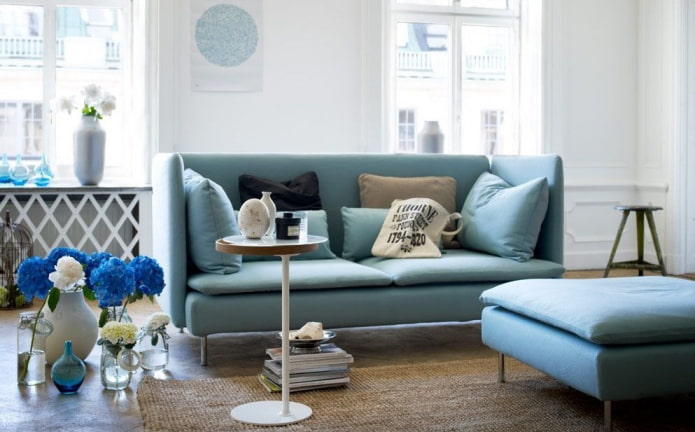 divano blu all'interno