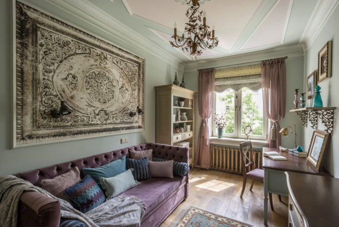 divano in un interno in stile classico