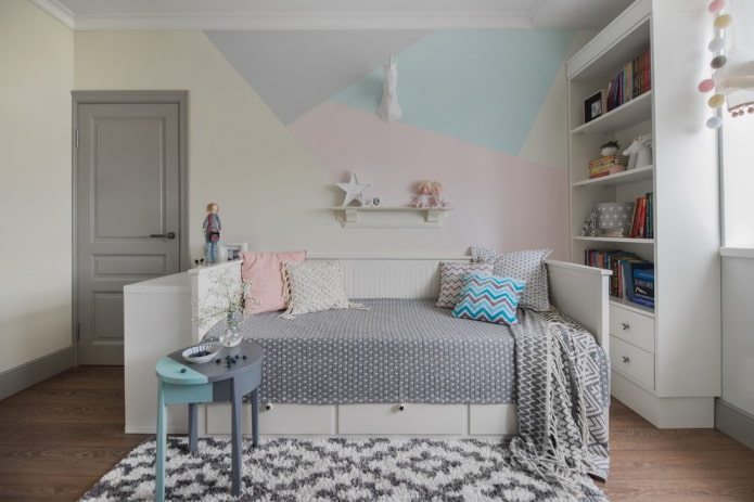 divano all'interno della cameretta di un bambino