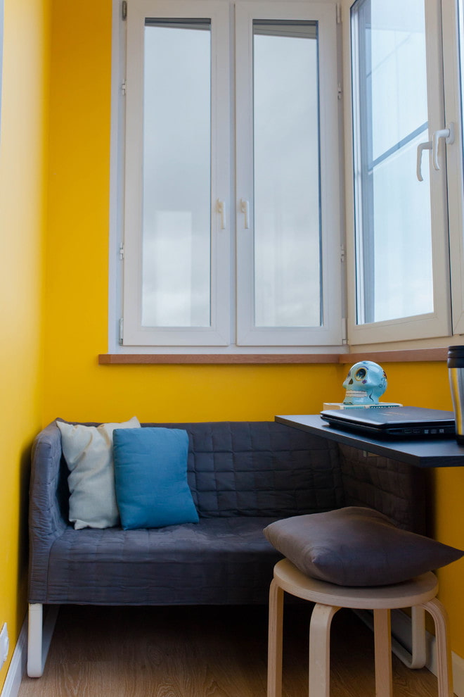 divano all'interno del balcone