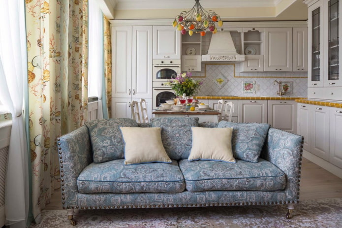 divano in un interno in stile provenzale