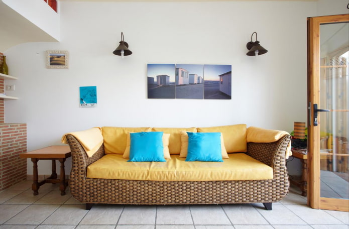 divano in vimini e rattan all'interno