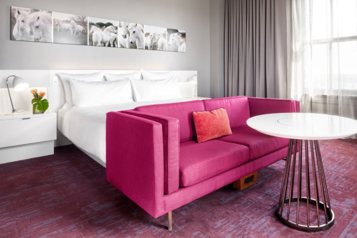 divano nell'interno della camera da letto