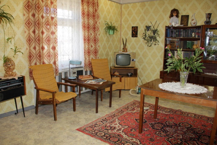 Interno di un soggiorno in stile sovietico